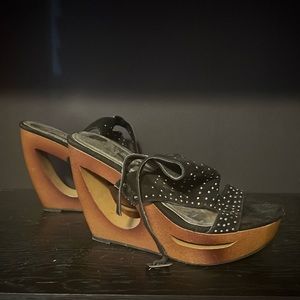Black wedged sandal with cut out